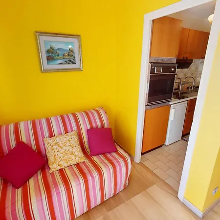 11e - Vue Laterale Dans Un Avec Piscine Appartement Menton