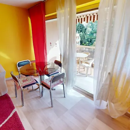 11e - Vue Laterale Dans Un Avec Piscine * Menton
