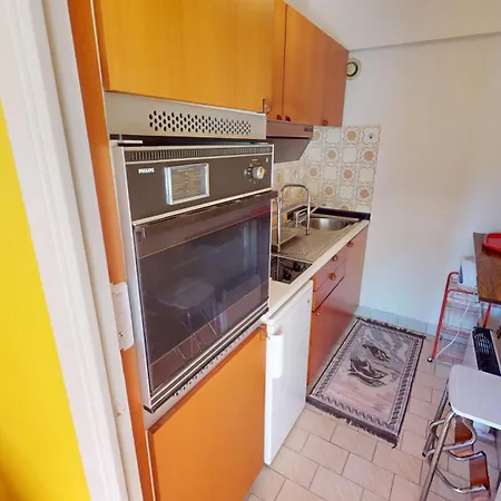 Appartement 11e - Vue Laterale Dans Un Avec Piscine