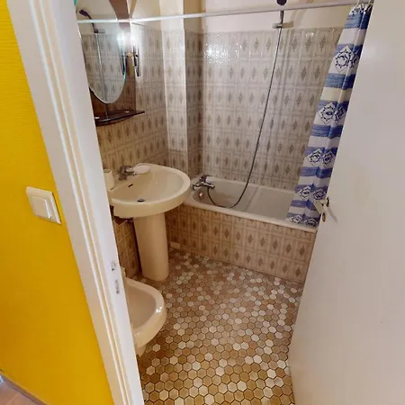 Appartement 11e - Vue Laterale Dans Un Avec Piscine *