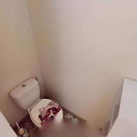 Appartement 11e - Vue Laterale Dans Un Avec Piscine