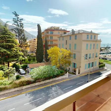 Appartement 11e - Vue Laterale Dans Un Avec Piscine
